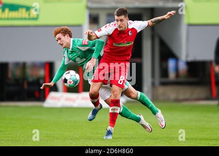 Freiburg im Breisgau, Germania. 17 Ott 2020. Calcio: Bundesliga, SC Freiburg - Werder Bremen, 4 ° incontro, Stadio della Foresta Nera. Josh Sargent (l) di Brema in azione contro il Baptiste Santamaria di Friburgo (r). Credito: Tom Weller/dpa - NOTA IMPORTANTE: In conformità con le norme del DFL Deutsche Fußball Liga e del DFB Deutscher Fußball-Bund, è vietato sfruttare o sfruttare nello stadio e/o nel gioco le fotografie scattate sotto forma di sequenze di immagini e/o serie di foto di tipo video./dpa/Alamy Live News Foto Stock