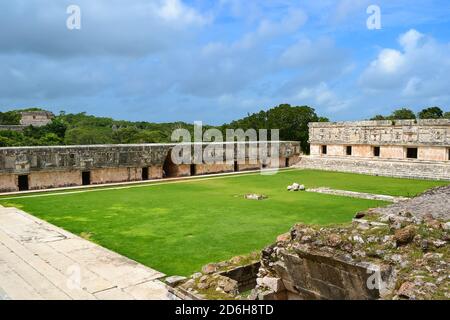 Piramidi Maya e varie sculture in pietra presso il sito archeologico di Chicen Itza, uno dei luoghi dove la civiltà Maya è stata maggiormente sviluppata. Foto Stock