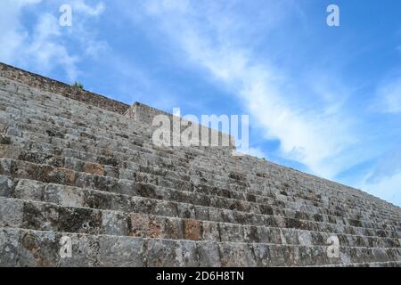 Piramidi Maya e varie sculture in pietra presso il sito archeologico di Chicen Itza, uno dei luoghi dove la civiltà Maya è stata maggiormente sviluppata. Foto Stock