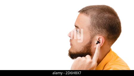 Primo piano dell'apparecchio acustico intrauricolare, vicino all'orecchio  del paziente maschile anziano presso la clinica audiologica. Soluzioni per l 'udito, apparecchi acustici Foto stock - Alamy