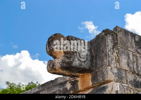 Piramidi Maya e varie sculture in pietra presso il sito archeologico di Chicen Itza, uno dei luoghi dove la civiltà Maya è stata maggiormente sviluppata. Foto Stock