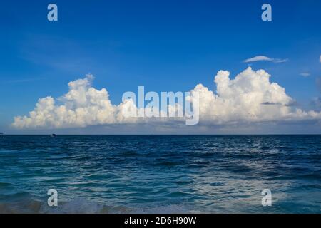 Mar dei Caraibi visto dalle bianche spiagge coralline del Messico nello Yucatan. Foto Stock