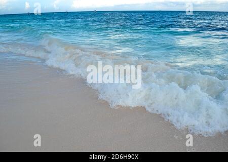 Mar dei Caraibi visto dalle bianche spiagge coralline del Messico nello Yucatan. Foto Stock