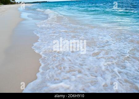 Mar dei Caraibi visto dalle bianche spiagge coralline del Messico nello Yucatan. Foto Stock