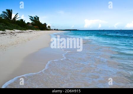 Mar dei Caraibi visto dalle bianche spiagge coralline del Messico nello Yucatan. Foto Stock