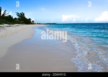 Mar dei Caraibi visto dalle bianche spiagge coralline del Messico nello Yucatan. Foto Stock