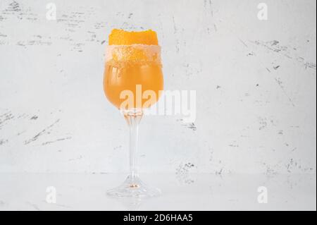 Bicchiere di cocktail Brandy Crosta guarnito con scorza d'arancia Foto Stock