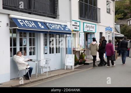 Padstow, Cornovaglia, 17 ottobre 2020, dopo il glorioso sole d'autunno di ieri, la gente era ancora fuori e circa in una giornata grigia a Padstow. La città apparve molto affollata di visitatori con poca distanza sociale. La previsione è per la pioggia per il prossimo paio di giorni. Credit: Keith Larby/Alamy Live News Foto Stock