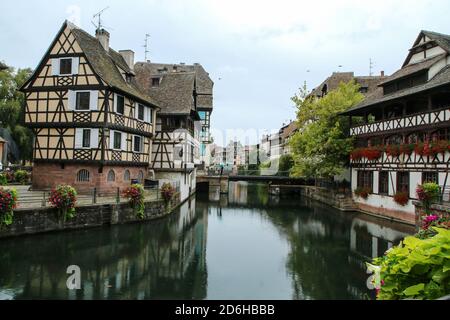 Il centro della città francese di Strasburgo con i canali e il fiume e molte case storiche. Foto Stock