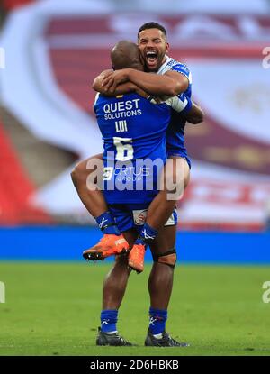 Leeds Rhinos Kruise Leeming (a destra) e Robert Lui festeggiano dopo la finale della Coral Challenge Cup al Wembley Stadium di Londra. Foto Stock