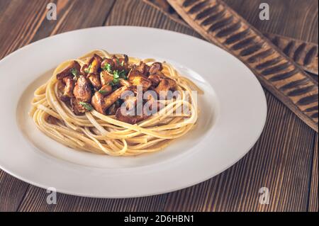 Porzione di pasta linguina con finferli fritti Foto Stock