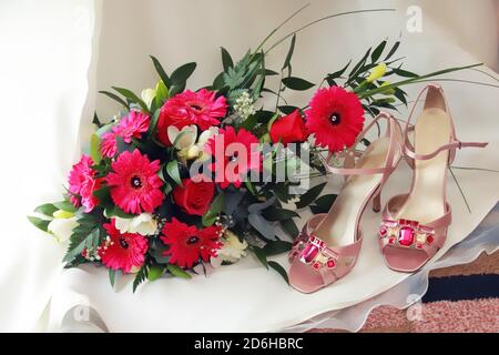 Fiore di nozze, abito e scarpa da sposa Foto Stock