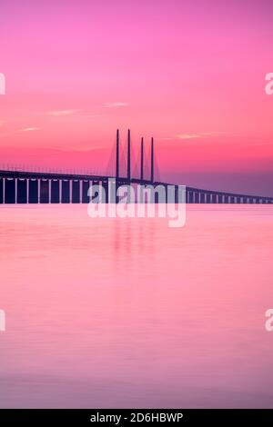 MALMO, SVEZIA - SETTEMBRE 20: Il ponte di resina che collega la Svezia alla Danimarca al tramonto. Foto Stock