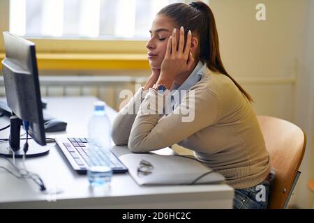 Una studentessa indisposta a parlare di una lezione difficile in classe universitaria. I giovani intelligenti studiano all'università. Istruzione, università, università Foto Stock