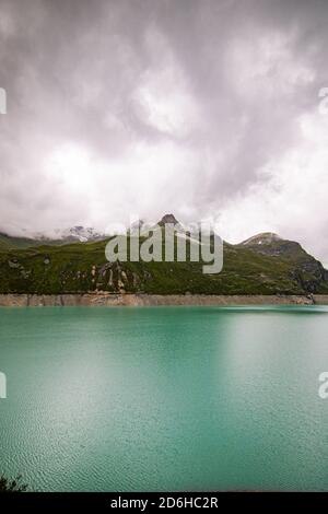 Vista aerea del lago del ghiacciaio a Lac de Moiry nelle Alpi svizzere. A Grimentz Vallis, CH Svizzera. Foto Stock