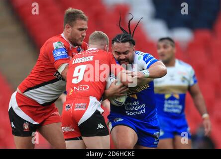 Konrad Hurrell di Leeds Rhinos (a destra) è affrontato da Salford Red Devils Joey Lussick (centro) e Lee Mossop durante la finale della Coral Challenge Cup allo stadio di Wembley, Londra. Foto Stock