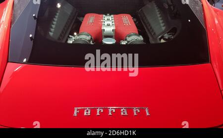 A red Ferrari engine is parked in TNP's car, Rama 9 Road. A close-up of the glass cover of a Ferrari engine in a car dealership. Top view of the engin Foto Stock