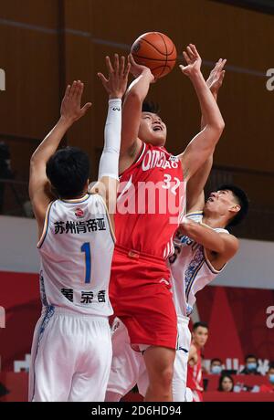 Zhuji, provincia cinese di Zhejiang. 17 Ott 2020. Wang Qingming (C) di Qingdao Eagles spara durante la prima partita tra Qingdao Eagles e Jiangsu Dragons alla stagione 2020-2021 della Chinese Basketball Association (CBA) League a Zhuji, provincia di Zhejiang, 17 ottobre 2020. Credit: Notizie dal vivo Sadat/Xinhua/Alamy Foto Stock