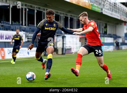 Jacob Brown di Stoke City (a sinistra) e Rhys Norrington-Davies di Luton Town combattono per la palla durante la partita del campionato Sky Bet a Kenilworth Road, Luton. Foto Stock