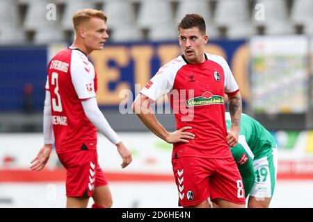 Freiburg im Breisgau, Germania. 17 Ott 2020. Calcio: Bundesliga, SC Freiburg - Werder Bremen, 4 ° incontro, Stadio della Foresta Nera. Philipp Lienhart (l) di Friburgo e il Baptiste Santamaria (r) di Friburgo reagiscono nella partita. Credito: Tom Weller/dpa - NOTA IMPORTANTE: In conformità con le norme del DFL Deutsche Fußball Liga e del DFB Deutscher Fußball-Bund, è vietato sfruttare o sfruttare nello stadio e/o nel gioco le fotografie scattate sotto forma di sequenze di immagini e/o serie di foto di tipo video./dpa/Alamy Live News Foto Stock