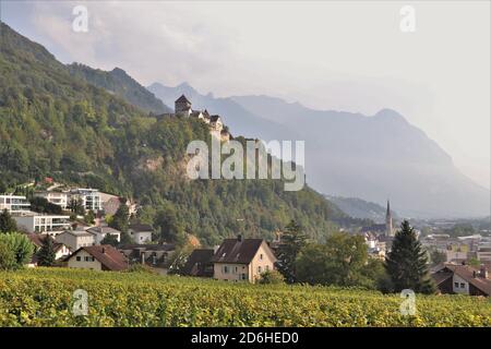 Il Castello di Vaduz e la Residenza reale si affacciano su Vaduz, Liechtenstein Foto Stock