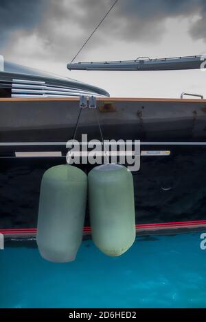 Boe isolate. Parafanghi di protezione sul lato della barca a vela nel porto. Immagine stock. Foto Stock