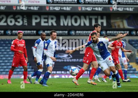 Blackburn, Regno Unito. 17 ottobre 2020. Bradley Johnson of Blackburn Rovers ha aperto la palla durante la partita del campionato Sky Bet tra Blackburn Rovers e Nottingham Forest a Ewood Park, Blackburn sabato 17 ottobre 2020. (Credit: Pat Scaasi | MI News ) Credit: MI News & Sport /Alamy Live News Foto Stock