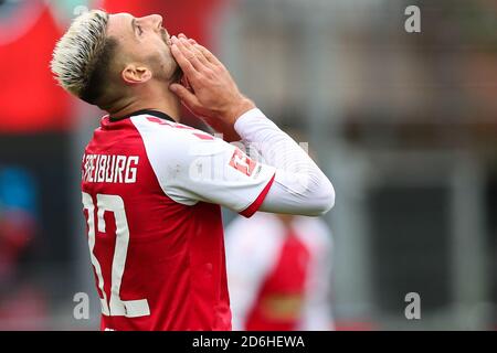 Freiburg im Breisgau, Germania. 17 Ott 2020. Calcio: Bundesliga, SC Freiburg - Werder Bremen, 4 ° incontro, Stadio della Foresta Nera. Vincenzo Grifo di Friburgo reagisce nel gioco. Credito: Tom Weller/dpa - NOTA IMPORTANTE: In conformità con le norme del DFL Deutsche Fußball Liga e del DFB Deutscher Fußball-Bund, è vietato sfruttare o sfruttare nello stadio e/o nel gioco le fotografie scattate sotto forma di sequenze di immagini e/o serie di foto di tipo video./dpa/Alamy Live News Foto Stock