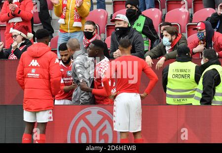 Magonza, Germania. 17 Ott 2020. Calcio: Bundesliga, FSV Mainz 05 - Bayer Leverkusen, 4 ° giorno di partita. Il allenatore di Mainz Jan-Moritz Lichte si mette in discussione con un fan e viene allontanato dai suoi giocatori. Credit: Torsten Silz/dpa/Alamy Live News Foto Stock