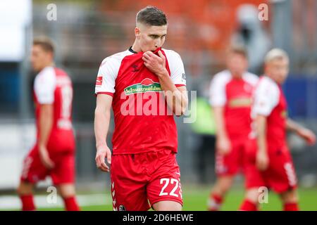 Freiburg im Breisgau, Germania. 17 Ott 2020. Calcio: Bundesliga, SC Freiburg - Werder Bremen, 4 ° incontro, Stadio della Foresta Nera. Roland Sallai di Friburgo reagisce nel gioco. Credito: Tom Weller/dpa - NOTA IMPORTANTE: In conformità con le norme del DFL Deutsche Fußball Liga e del DFB Deutscher Fußball-Bund, è vietato sfruttare o sfruttare nello stadio e/o nel gioco le fotografie scattate sotto forma di sequenze di immagini e/o serie di foto di tipo video./dpa/Alamy Live News Foto Stock