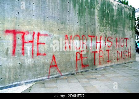 Graffiti ai Piccadilly Gardens, nel centro di Manchester, regno unito: 'Il nord non è un piatto di Petri'. Ciò è nel contesto delle argomentazioni tra i leader locali del governo dell'Inghilterra settentrionale in merito al livello di restrizioni appropriato per rallentare la diffusione del virus Covid 19. Il governo sta spingendo i leader della Greater Manchester ad accettare lo status di Tier 3, che è più restrittivo dell'attuale status di Tier 2 nell'area. Foto Stock