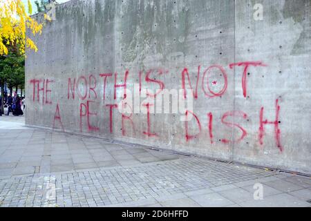 Graffiti ai Piccadilly Gardens, nel centro di Manchester, regno unito: 'Il nord non è un piatto di Petri'. Ciò è nel contesto delle argomentazioni tra i leader locali del governo dell'Inghilterra settentrionale in merito al livello di restrizioni appropriato per rallentare la diffusione del virus Covid 19. Il governo sta spingendo i leader della Greater Manchester ad accettare lo status di Tier 3, che è più restrittivo dell'attuale status di Tier 2 nell'area. Foto Stock