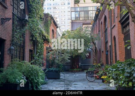 Sniffen Court è un mews situato nel centro di Manhattan, in zona Murray Hill. Il vicolo risale al 1863-1864, quando i suoi 10 edifici servivano da stalle. Foto Stock