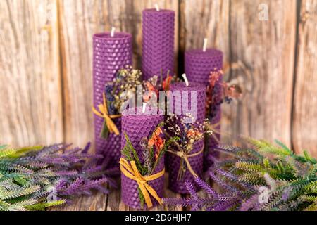 Candele naturali fatte a mano con aroma di miele. Decorazioni per interni  Foto stock - Alamy