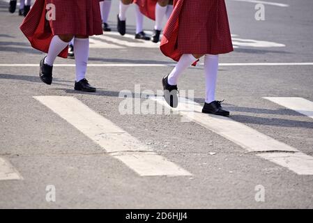 Movimento sfocato, pedoni che attraversano la strada sulla zebra traversata. Foto Stock