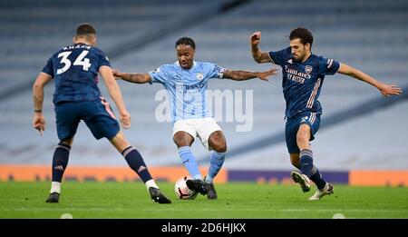 Il Raheem Sterling di Manchester City (centro) combatte con il Granit Xhaka dell'Arsenal (a sinistra) e Dani Ceballos durante la partita della Premier League all'Etihad Stadium di Manchester. Foto Stock