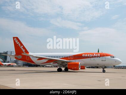 Un aeromobile EasyJet G-EZOP (Airbus A320 - MSN 6633) presso l'aeroporto di Gatwick il 22 maggio 2018 a Londra, Inghilterra. Foto Stock