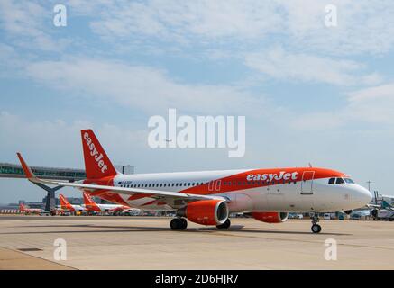 Un aeromobile EasyJet G-EZOP (Airbus A320 - MSN 6633) presso l'aeroporto di Gatwick il 22 maggio 2018 a Londra, Inghilterra. Foto Stock