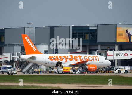 Un aeromobile EasyJet G-EZIV (Airbus A319 - MSN 2565) presso l'aeroporto di Gatwick il 22 maggio 2018 a Londra, Inghilterra. Foto Stock