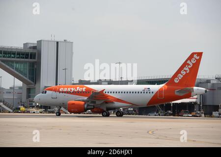 Un aeromobile EasyJet Europe OE-LQF (Airbus A319 - MSN 3844) (ex G-EZFF ) presso l'aeroporto di Gatwick il 22 maggio 2018 a Londra, Inghilterra. Foto Stock
