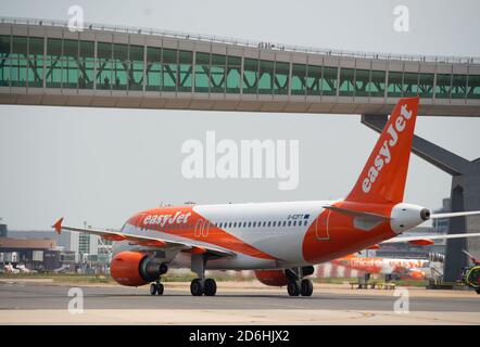 Un aeromobile easyJet presso l'aeroporto di Gatwick il 22 maggio 2018 a Londra, Inghilterra. Foto Stock