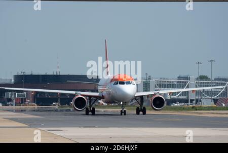 Un aeromobile easyJet presso l'aeroporto di Gatwick il 22 maggio 2018 a Londra, Inghilterra. Foto Stock