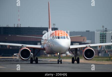 Un aeromobile easyJet presso l'aeroporto di Gatwick il 22 maggio 2018 a Londra, Inghilterra. Foto Stock