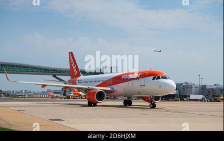 Un aeromobile EasyJet G-EZOP (Airbus A320 - MSN 6633) presso l'aeroporto di Gatwick il 22 maggio 2018 a Londra, Inghilterra. Foto Stock