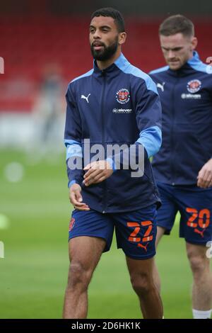 Crewe, Regno Unito. 17 Ott 2020. Il centrocampista di Blackpool CJ Hamilton (22) si è scaldato durante la partita EFL Sky Bet League 1 tra Crewe Alexandra e Blackpool all'Alexandra Stadium di Crewe, Inghilterra, il 17 ottobre 2020. Foto di Jurek Biegus. Solo per uso editoriale, è richiesta una licenza per uso commerciale. Nessun utilizzo nelle scommesse, nei giochi o nelle pubblicazioni di un singolo club/campionato/giocatore. Credit: UK Sports Pics Ltd/Alamy Live News Foto Stock