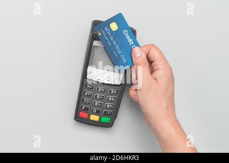 Terminale di pagamento con carta di credito. Uomo con carta di credito. Foto Stock