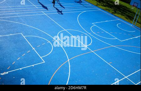 Vista ad alto angolo del backboard e dell'ombra del cerchio da basket allineata con le linee del campo. Primo piano di campi da pallacanestro. Vista ad alto angolo del basket c Foto Stock