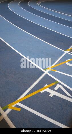 Pista di atletica, pronta per la competizione. Senza la gente ancora Foto Stock