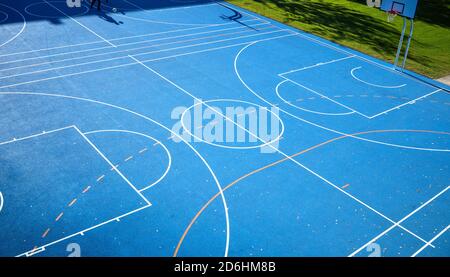 Vista ad alto angolo del backboard e dell'ombra del cerchio da basket allineata con le linee del campo. Primo piano di campi da pallacanestro. Vista ad alto angolo del basket c Foto Stock