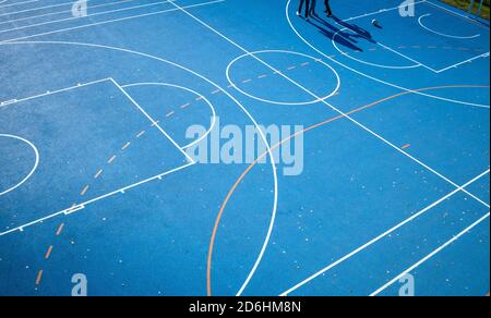 Vista ad alto angolo del backboard e dell'ombra del cerchio da basket allineata con le linee del campo. Primo piano di campi da pallacanestro. Vista ad alto angolo del basket c Foto Stock